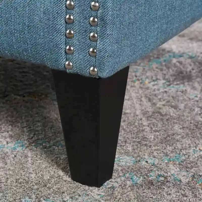 Fauteuil d'appoint moderne bleu à dossier haut capitonné avec clous décoratifs pour salon