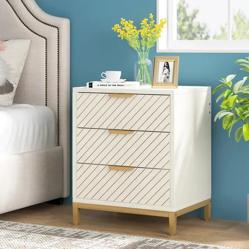 Table de chevet à 3 tiroirs avec poignées dorées pour rangement de chambre style moderne