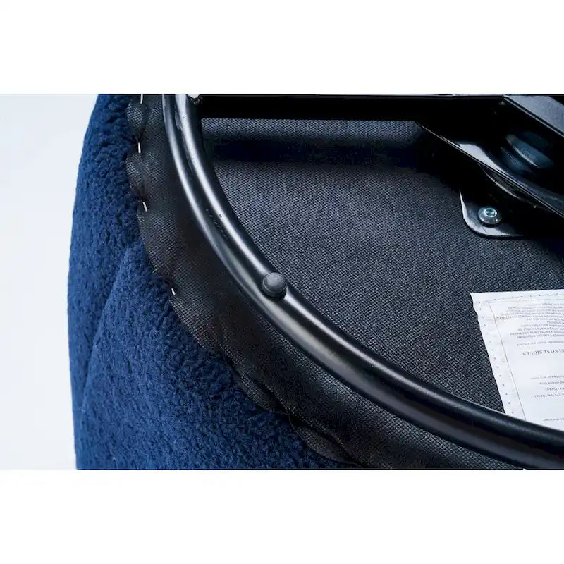 Fauteuil pivotant en velours avec piètement en métal laqué noir.