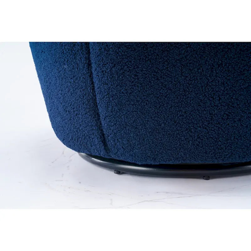 Fauteuil pivotant en velours avec piètement en métal laqué noir.