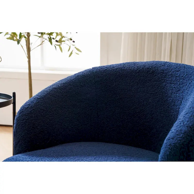 Fauteuil pivotant en velours avec piètement en métal laqué noir.