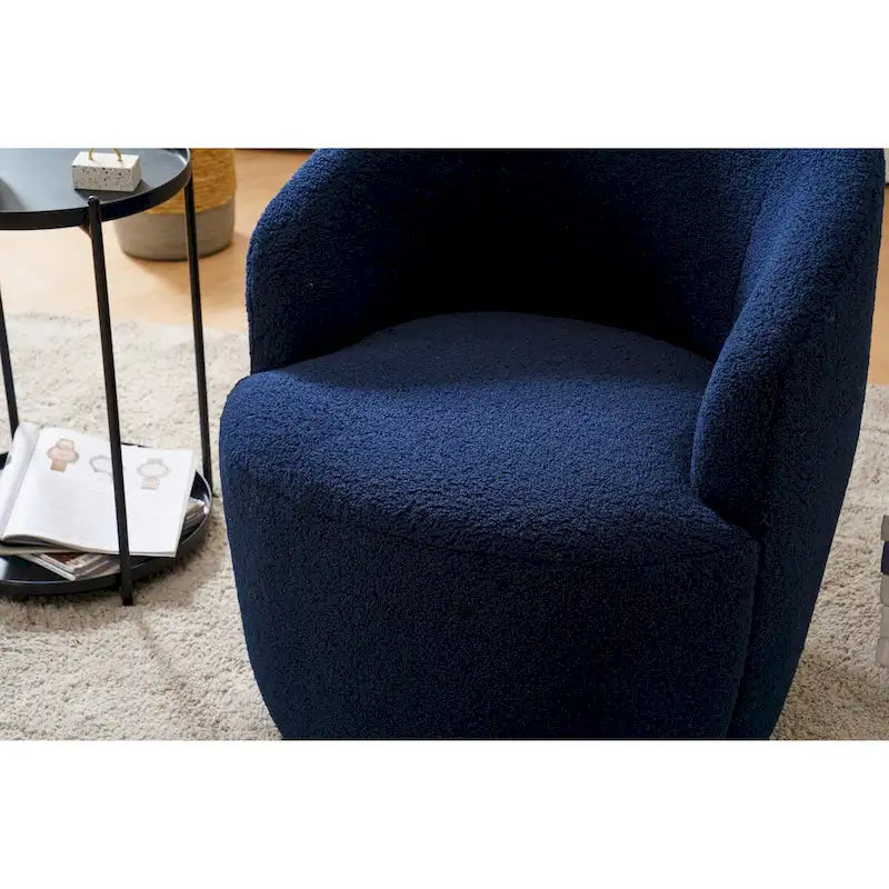 Fauteuil pivotant en velours avec piètement en métal laqué noir.