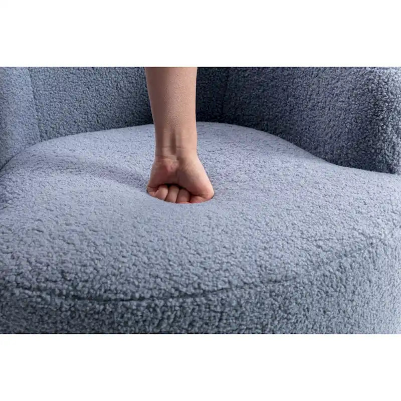 Fauteuil pivotant en velours avec piètement en métal laqué noir.