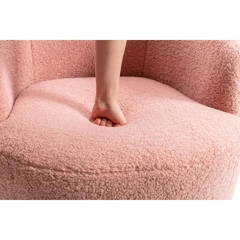 Fauteuil pivotant en velours avec piètement en métal laqué noir.