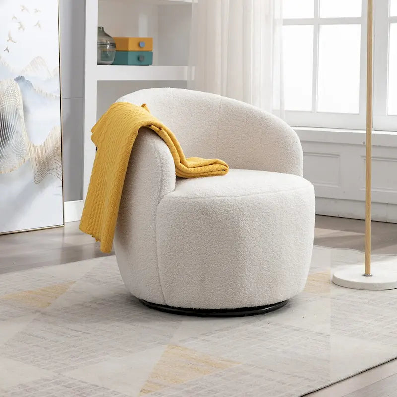 Fauteuil pivotant en velours avec piètement en métal laqué noir.